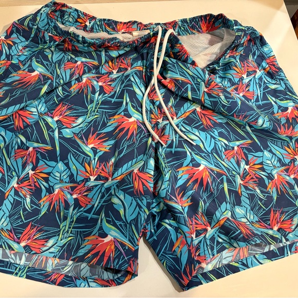 Vineyard Vines XL Trunks - Picture 1 of 3